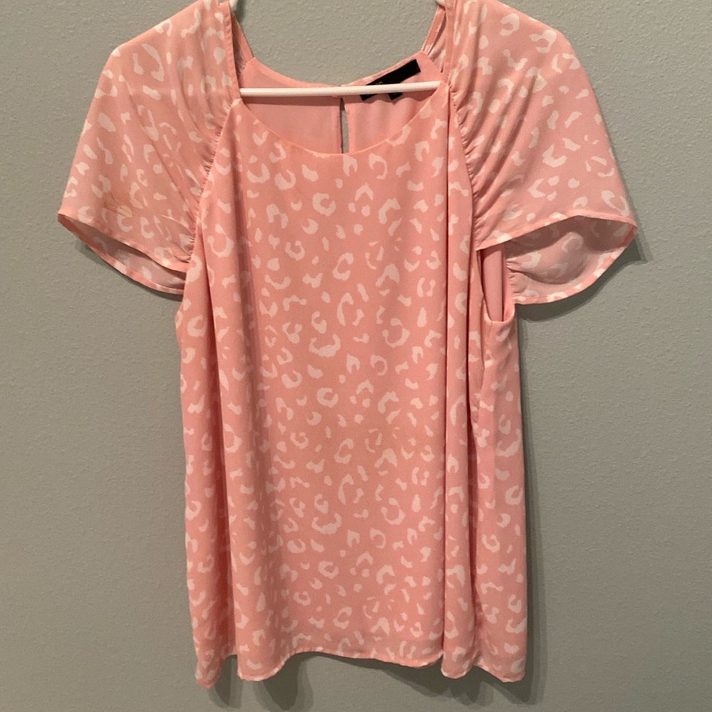 size Large. Gorgeous light pink Gibson blouse.